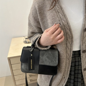 Sac à bandoulière carré minimaliste en cuir bicolore noir et gris avec poignée chic