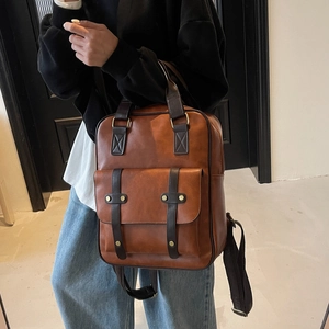 Vintage bruine PU-lederen rugzak in Britse stijl met magnetische flap en metalen noppen