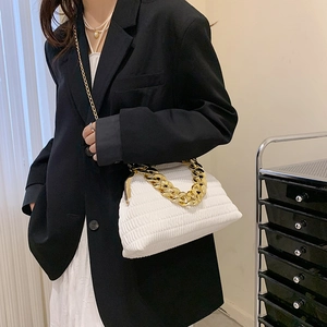Sac coquille blanc plissé avec chaîne dorée présenté sous un angle de 45 degrés
