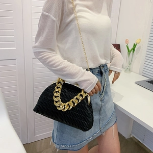 Sac coquille plissé noir chic avec poignée chaîne dorée et bandoulière métallique