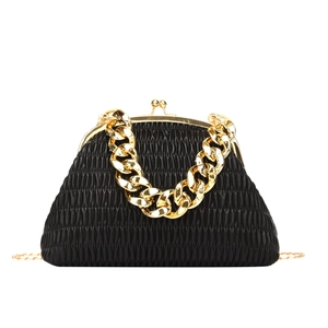 Sac plissé noir chic avec grosse chaîne dorée et fermeture rétro en métal doré