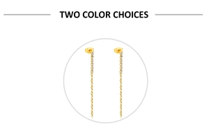 Détail de boucles d'oreilles longues en acier doré avec des accents de zircon blanc brillant
