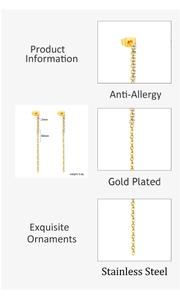 Détail de boucles d'oreilles pendantes à chaîne avec zircons et acier plaqué or
