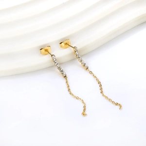 Élégantes boucles d'oreilles pendantes en acier plaqué or avec cristaux blancs et chaînes