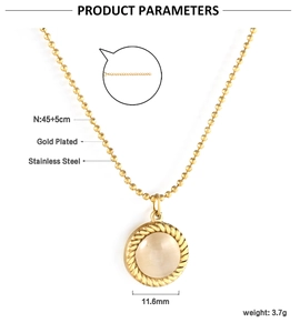 Detail einer vergoldeten Edelstahlkette mit Opal-Anhänger und gedrehter Struktur