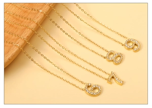 Gros plan de pendentifs chiffres plaqués or 18 carats avec cristaux de zircone blancs