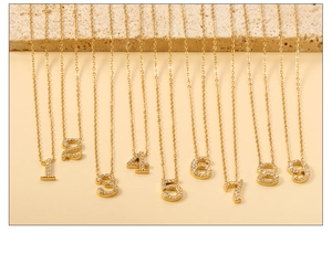 Détail des pendentifs chiffres 1-9 en acier inoxydable doré 18K avec zircons blancs
