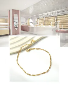 Détail de la chevillère dorée à perles avec chaîne ajustable et pendentif cœur en acier 316L