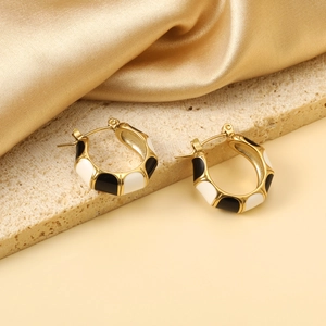 Elegant C-shaped bamboo texture earrings with black and white enamel on golden base
