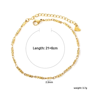 Bracelet de cheville doré en acier inoxydable avec perles et fermoir mousqueton sur fond blanc