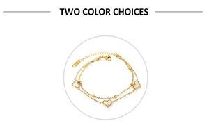 Détail du bracelet double couche en acier doré avec pendentifs cœurs en nacre blanche