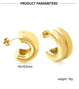 Detail view of 10x19.5mm gold chunky C-hoop earrings with 15g weight measurement