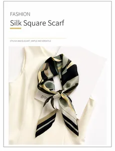 Foulard in seta di gelso con motivi geometrici astratti su abbigliamento bianco