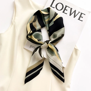 Elegante Foulard Quadrato in Seta di Gelso Vintage per Donna con Stampa Digitale Geometrica e Botanica Fascia per Capelli