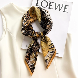 Foulard in seta 70x70 con stampa leopardata, girasole e catena retrò su un top