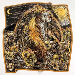 Dettaglio del motivo con leopardo, palme, sole e luna su un foulard di seta 70x70