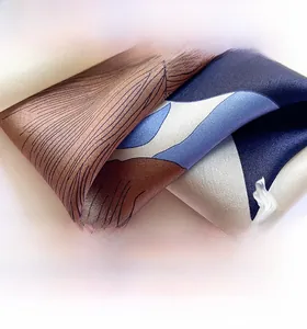 Détail de foulard en soie de mûrier haut de gamme montrant la texture et l'imprimé chic