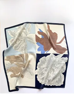 Vue détaillée d'un foulard en soie carré avec imprimé floral et teinture végétale