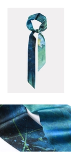 Dettaglio di sciarpa stretta in seta con stampa floreale blu in stile artistico chic