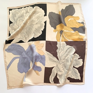 Vue détaillée d'un grand foulard carré en soie avec un motif patchwork de fleurs vintage