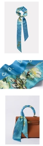 Dettaglio di un foulard in seta blu con fiori di Van Gogh su un manico di borsa in pelle
