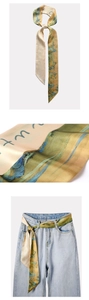Tripla vista di una sciarpa in seta con stampa paesaggistica usata come fascia e cintura denim