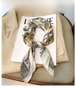 Carré de soie artistique avec imprimé léopard posé sur un magazine de mode chic