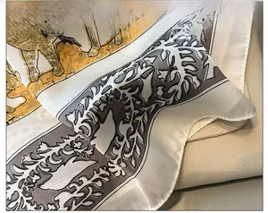Gros plan sur les coutures de qualité et l'imprimé floral animalier du foulard soyeux