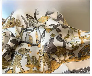 Détail de la texture satinée du foulard avec illustration vintage d'oiseaux et cerfs