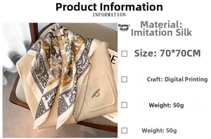 Détail d'un foulard 70x70cm en imitation soie avec imprimé équestre sur veste beige
