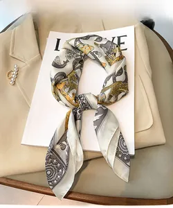 Détail d'un foulard en soie avec motif d'architecture vintage et chevaux élégants