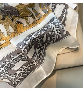Gros plan d'un foulard en satin imprimé avec motif animal vintage et texture soyeuse élégante
