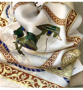 Gros plan détaillé d'un carré de soie avec motifs vintage de colverts et chaînes