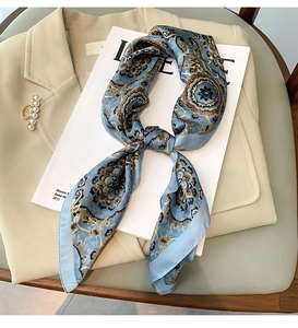 Vue détaillée du bord du foulard en soie à motif paisley avec des coutures de haute qualité