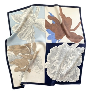 Carré de soie artistique avec imprimé de lys aux couleurs bleu marine et beige