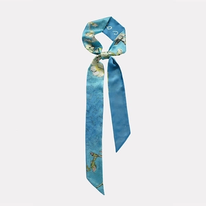 Sciarpa sottile in seta celeste con stampe floreali bianche ispirate ai fiori di Van Gogh
