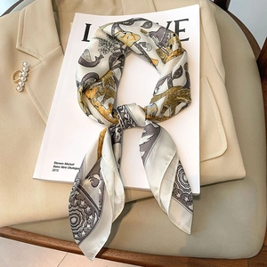 Foulard aspect soie avec imprimé léopard et géométrique sur un magazine blanc