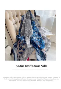 Gros plan d'un foulard en satin de soie avec imprimé vintage sur canapé