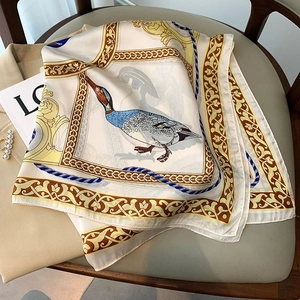 Carré de soie élégant avec imprimé canard colvert et bordures de style baroque