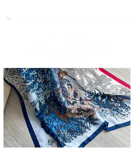 Vue détaillée des coutures à la machine sur le foulard en soie aux motifs floraux