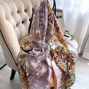 Écharpe Élégante en Satin pour Femmes Imprimé Floral Forêt Cheval Grand Châle Protection Solaire Plage Rétro Style Mori Accessoire