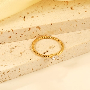Elegant 18k gold twisted rope ring featuring a sparkling heart-shaped zircon center stone