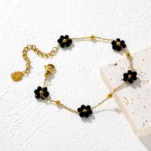 Bracelet élégant en acier inoxydable doré avec fleurs noires et perles minimalistes
