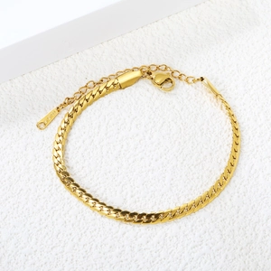 Vue détaillée du bracelet gourmette en acier inoxydable doré avec fermoir mousqueton
