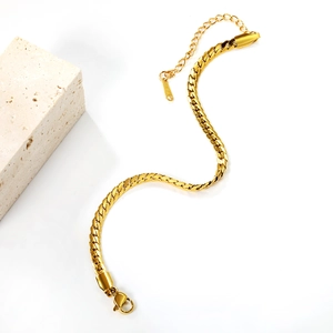 Détail d'un collier chaîne gourmette en acier inoxydable doré 18k avec fermoir homard