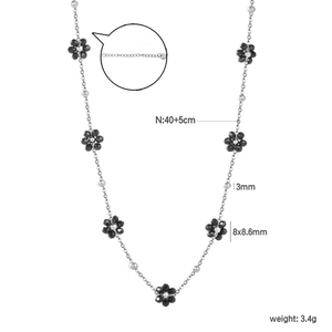 Détail des perles fleurs facettées noires et chaîne en acier avec fermoir mousqueton