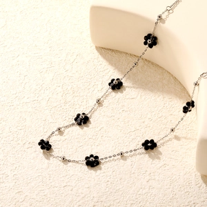 Collier chaîne argentée minimaliste avec fleurs en cristal noir et billes d'acier