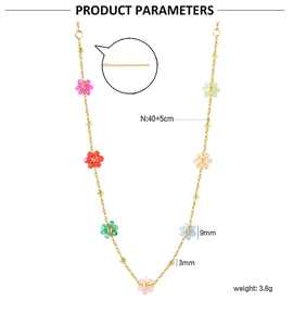 Détail du collier de fleurs perlées colorées avec chaîne dorée réglable et fermoir mousqueton