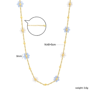 Détail du collier de fleurs perlées avec dimensions et extension de chaîne dorée réglable