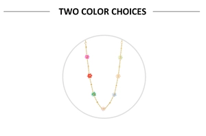 Gros plan d'un collier en chaîne dorée avec des perles florales multicolores vibrantes